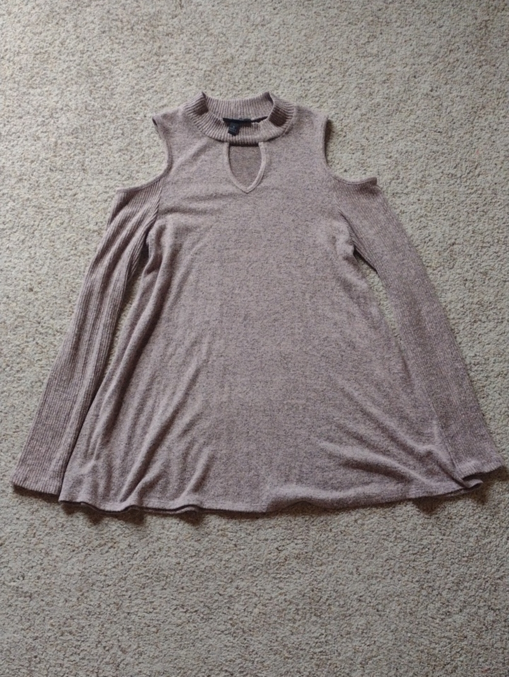 Express Cold-Shoulder Keyhole Knit Top in Mauve Taupe